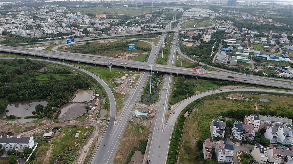 Đoạn đường Vành đai 2 đã hoàn thiện tại nút giao với cao tốc TPHCM-Long Thành-Dầu Giây. Ảnh: Minh Quân