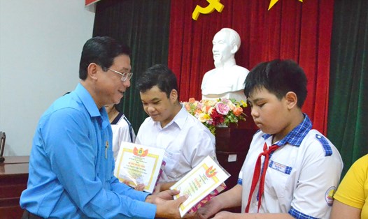 Phó Chủ tịch LĐLĐ tỉnh An Giang Nguyễn Nhật Tiến trao học bổng Tôn Đức Thắng lần thứ 28. Ảnh: Lâm Điền