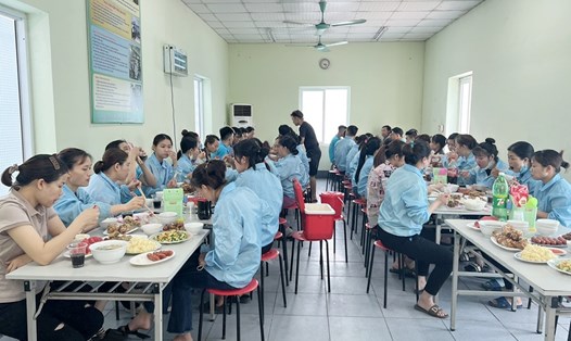 Bữa cơm Công đoàn tại Công ty TNHH DK International (Phú Thọ). Ảnh: Huyền Ngọc