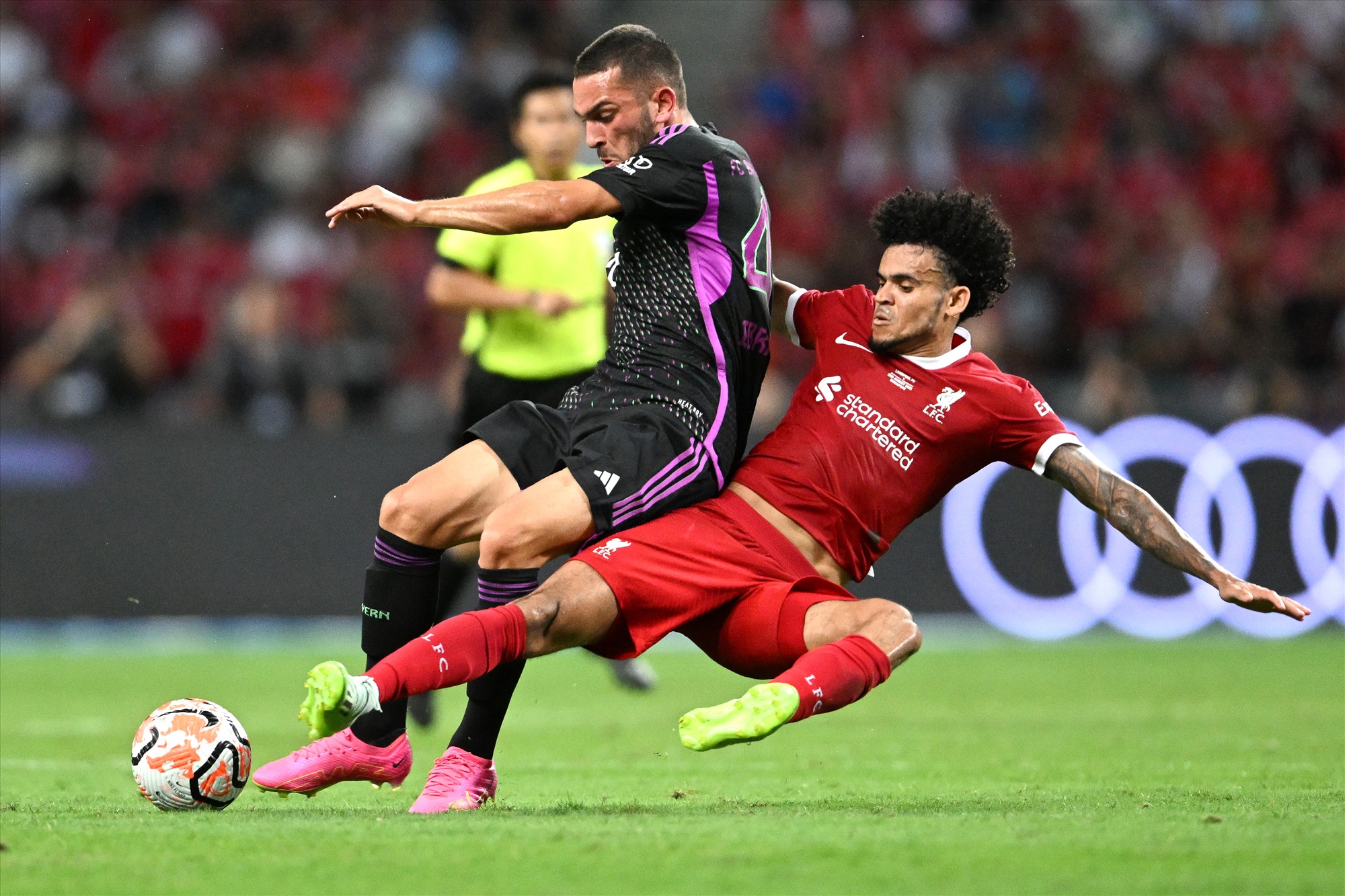 Các cầu thủ Liverpool rất vất vả trong việc phòng ngự trước sức tấn công của Bayern Munich. Ảnh: AFP