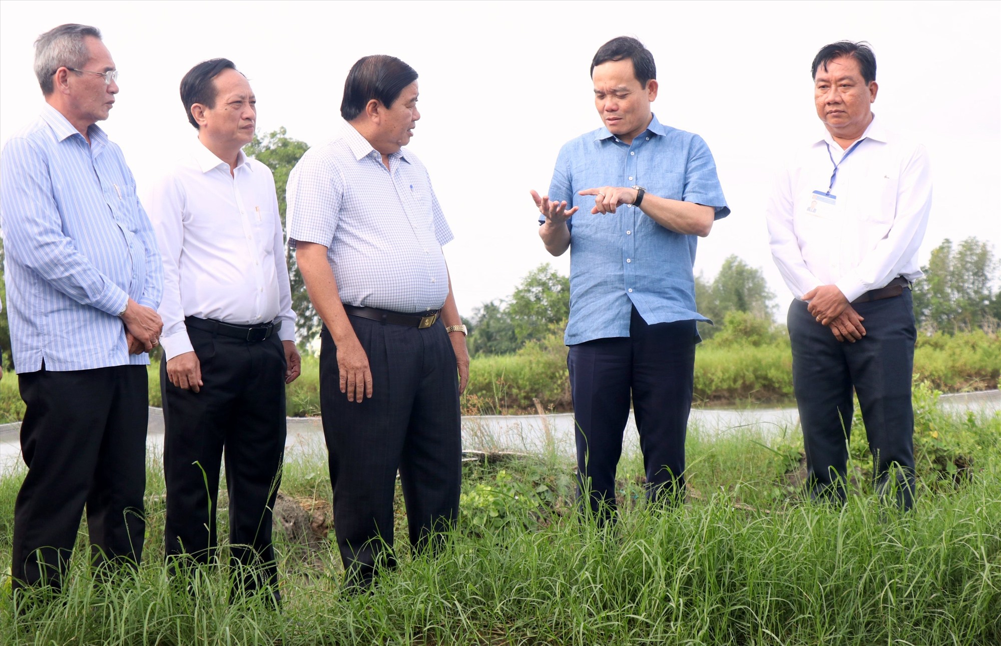 Phó Thủ tướng Chính phủ Trần Lưu Quang kiểm tra thực tế việc thực hiện Chương trình mục tiêu quốc gia nông thôn mới tại thị xã Giá Rai, tỉnh Bạc Liêu. Ảnh: Nhật Hồ