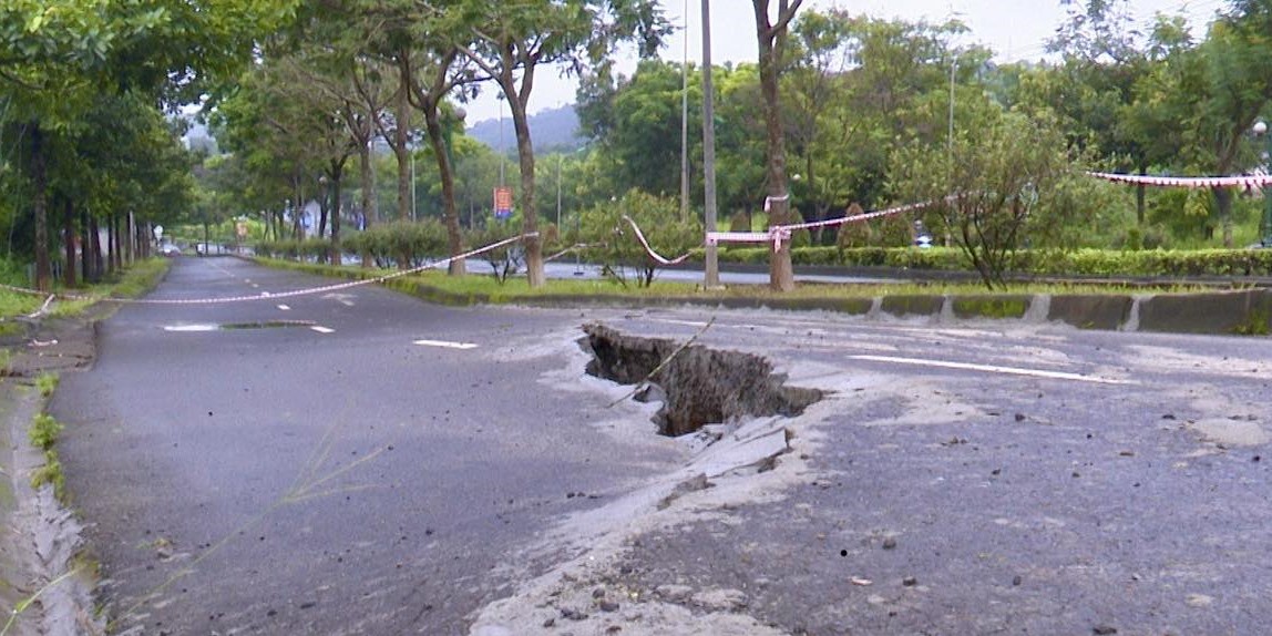 Các vết nứt trên đường Hồ Chí Minh qua tỉnh Đắk Nông ngày càng nứt to hơn. (Ảnh: Người dân cung cấp)