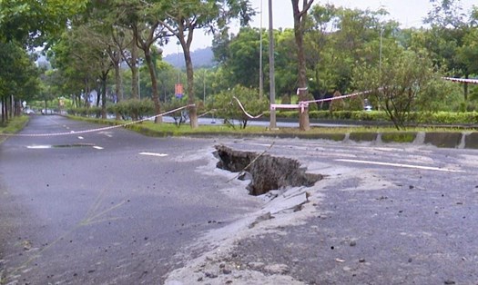 Các vết nứt trên đường Hồ Chí Minh qua tỉnh Đắk Nông ngày càng nứt to hơn. (Ảnh: Người dân cung cấp)