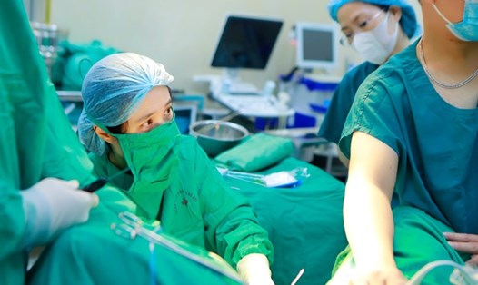 Bác sĩ Bệnh viện Phụ sản Hà Nội thực hiện phương pháp đốt u xơ tử cung. Nguồn ảnh: Bệnh viện Phụ sản Hà Nội