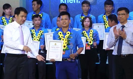 Anh Tống Văn Tuyên vinh dự được nhận giải thưởng Nguyễn Đức Cảnh do Tổng Liên đoàn Lao động Việt Nam trao tặng. Ảnh: Quyết Chiến