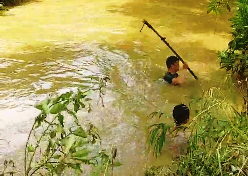 Các lực lượng chức năng đã tìm thấy thi thể bé trai ngã xuống suối và mất tích. Ảnh: NDCC