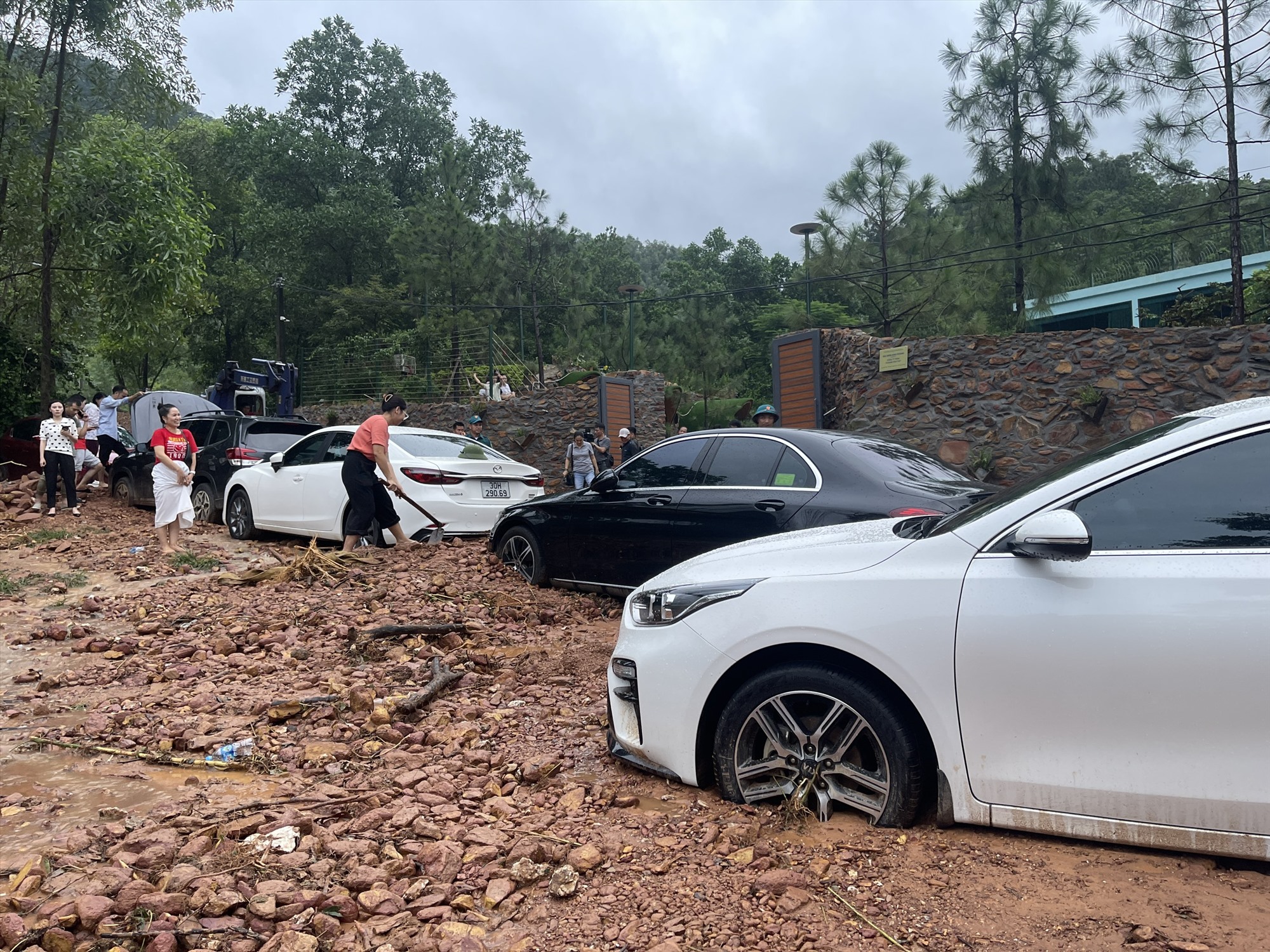 Chiều 4.8, tại khu vực khu vực hồ Ban Tiện (thôn Phú Ninh, xã Minh Phú, huyện Sóc Sơn), hàng chục ôtô bị nhấn chìm trong bùn đất.
