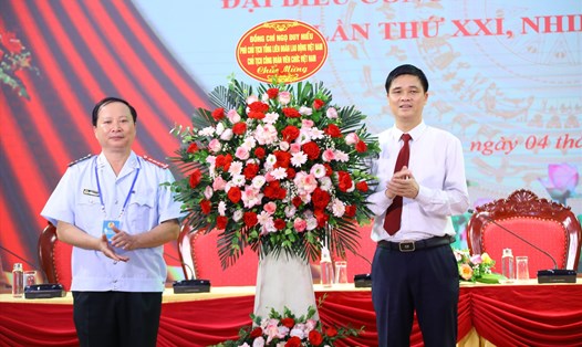 Phó Chủ tịch Tổng Liên đoàn Lao động Việt Nam Ngọ Duy Hiểu (bên phải) tặng hoa Công đoàn Thanh tra Chính phủ. Ảnh: Lương Hạnh
