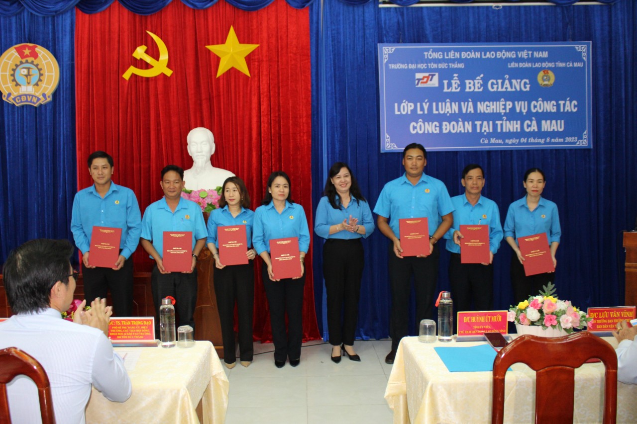Chủ tịch LĐLĐ tỉnh Cà Mau Huỳnh Út Mười trao chứng chỉ cho các học viên. Ảnh: Thiệu Vũ
