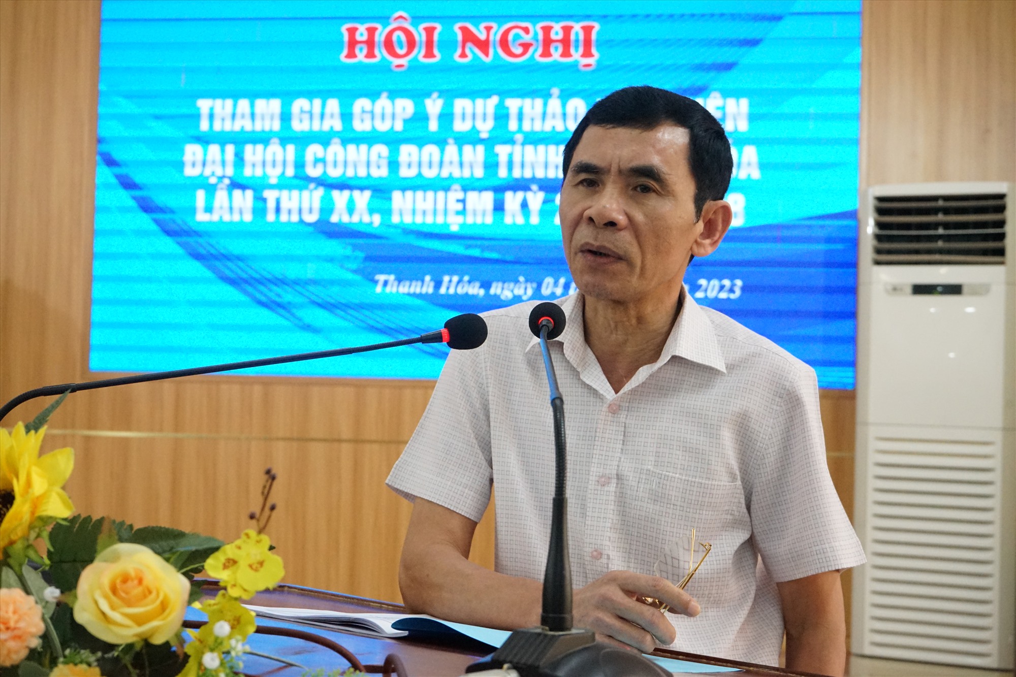 Ông Ngô Tôn Tẫn - nguyên Chủ tịch LĐLĐ tỉnh Thanh Hóa phát biểu tại hội nghị. Ảnh: Quách Du