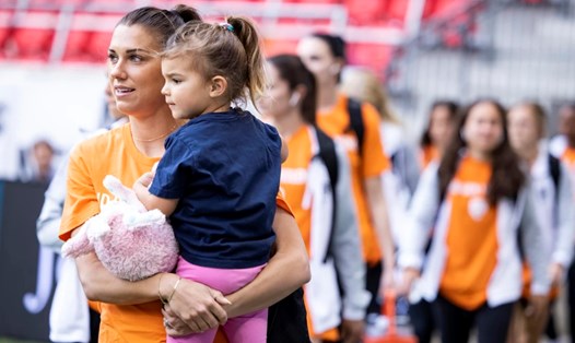 Alex Morgan cùng con gái Charlie tại World Cup 2023. Ảnh: AFR