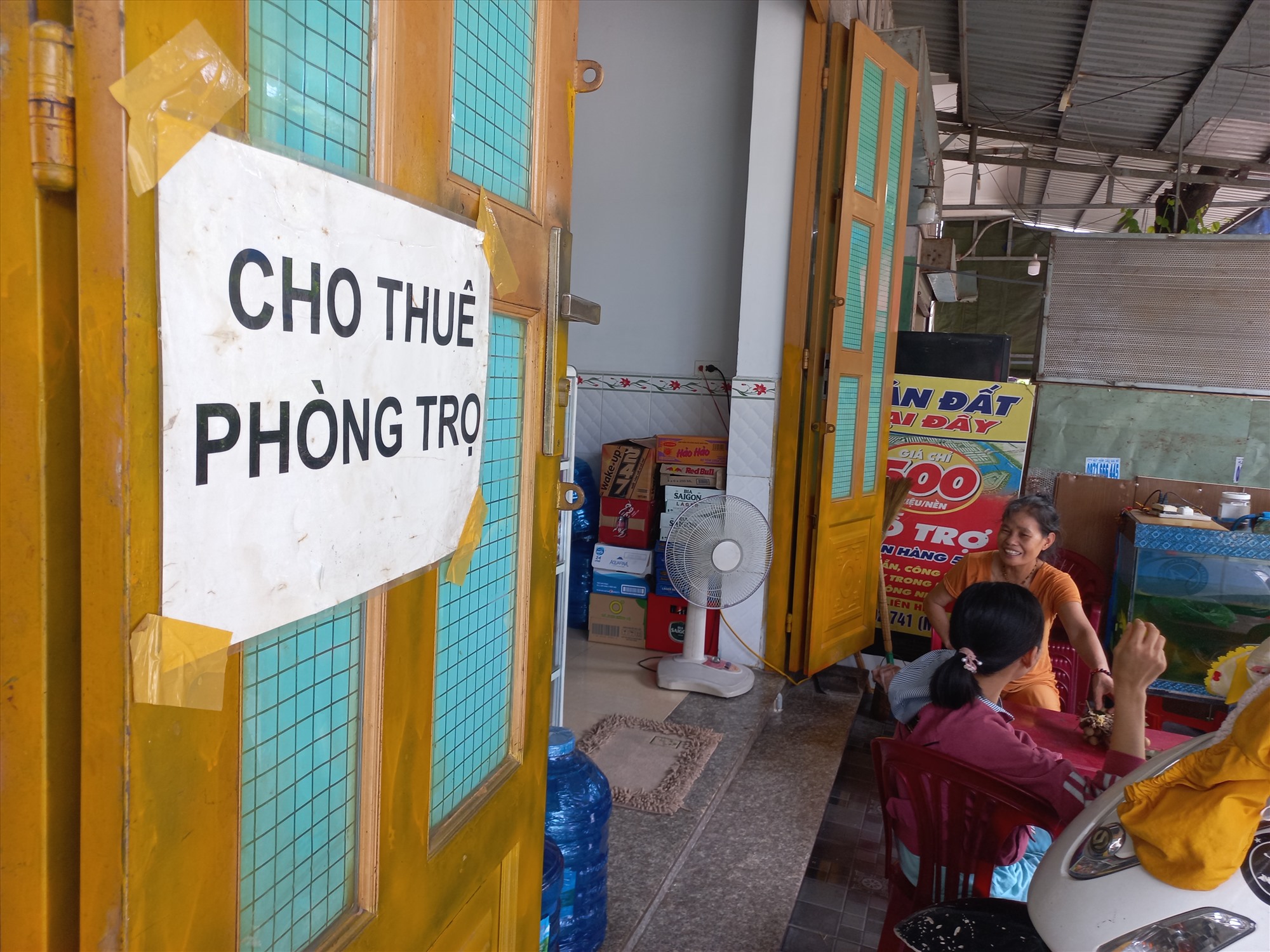 Dãy trọ của bà Nguyễn Thị The (63 tuổi, ngụ đường D 36 khu dân cư Việt Sinh) cũng để bảng 