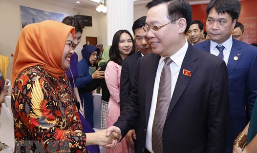Chủ tịch Quốc hội Vương Đình Huệ gặp gỡ cộng đồng người Việt Nam tại Indonesia. Ảnh: TTXVN