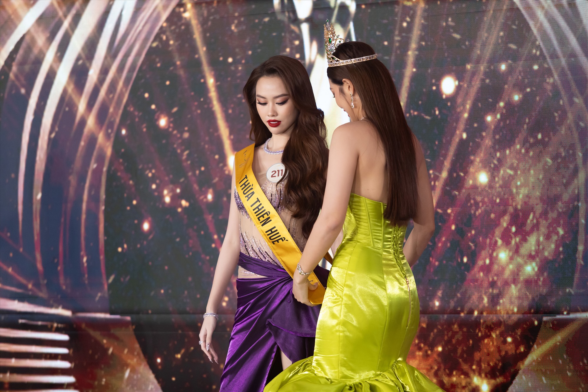  Hoa hậu Đoàn Thiên Ân trao Sash cho thí sinh. Ảnh: Ban tổ chức