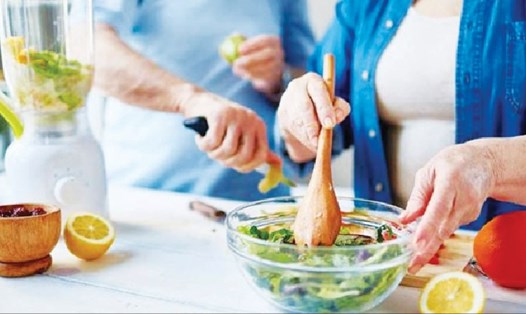 Người cao tuổi sụt cân nhiều có thể mất cân bằng dinh dưỡng. Ảnh: CNN