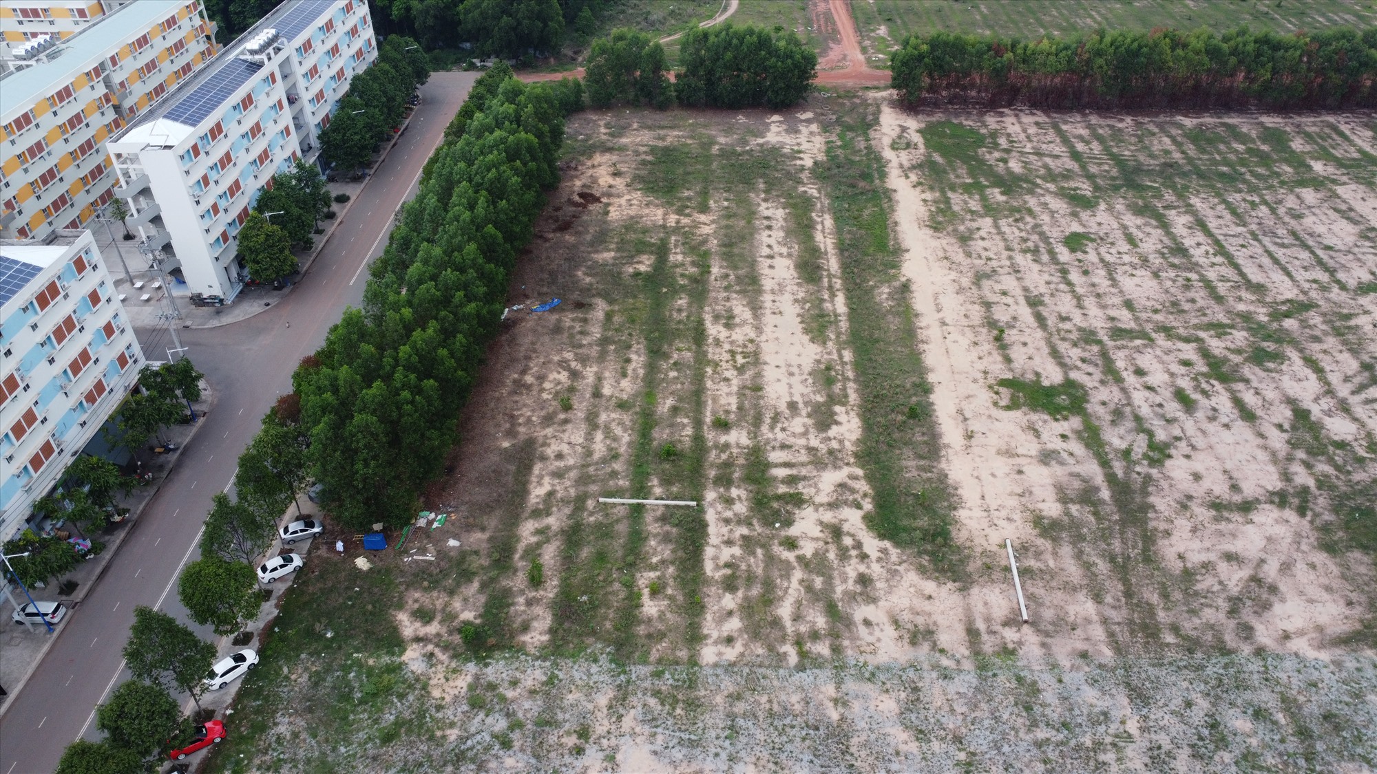 Khu đất động thổ để xây dựng những khu nhà ở xã hội Định Hòa tiếp theo sau một năm vẫn là bãi đất trống.Ảnh: Đình Trọng