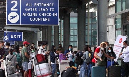 Du khách xếp hàng tại Sân bay Quốc tế Ninoy Aquino (NAIA) vào ngày 20.12.2022. Ảnh: Ernie Pe/Star
