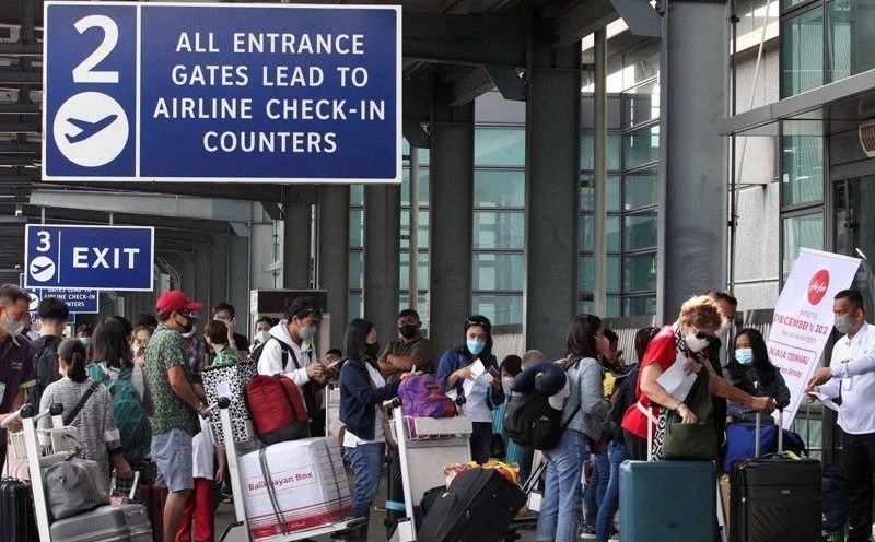 Du khách xếp hàng tại Sân bay Quốc tế Ninoy Aquino (NAIA) vào ngày 20.12.2022. Ảnh: Ernie Pe/Star