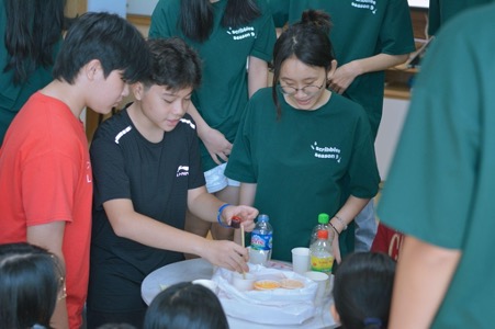 Những bạn nhỏ cùng nhau giải mã các bí mật của từng trò chơi thú vị trong buổi Hoạt động ngoại khóa. Ảnh Điền Vũ