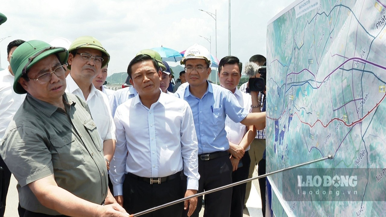 Ngày 27.7, Thủ tướng Chính phủ Phạm Minh Chính đã đi khảo sát thực địa hiện trường và nghe báo cáo về tiến độ thi công tuyến đường Đông - Tây của tỉnh Ninh Bình. Ảnh: Diệu Anh