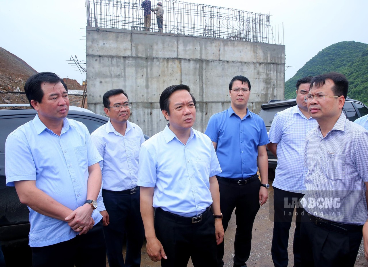 Ông Phạm Quang Ngọc, Chủ tịch UBND tỉnh Ninh Bình kiểm tra tình hình triển khai dự án đầu tư xây dựng tuyến đường Đông - Tây, tỉnh Ninh Bình (giai đoạn I) vào ngày 3.8. Ảnh: Diệu Anh