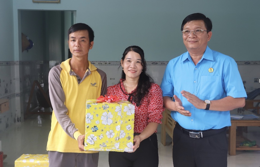 LĐLĐ tỉnh Đồng Tháp trao bảng tượng trung hỗ trợ Mái ấm Công đoàn cho gia đình chị Mai Kim Cương. Ảnh: Lưu Hùng