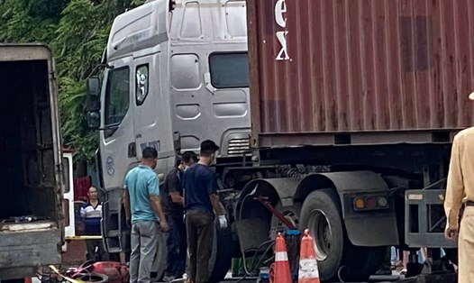Hiện trường vụ tai nạn giao thông giữa xe đầu kéo và xe đạp sáng ngày 5.8 tại TP Việt Trì. Ảnh do người dân cung cấp.