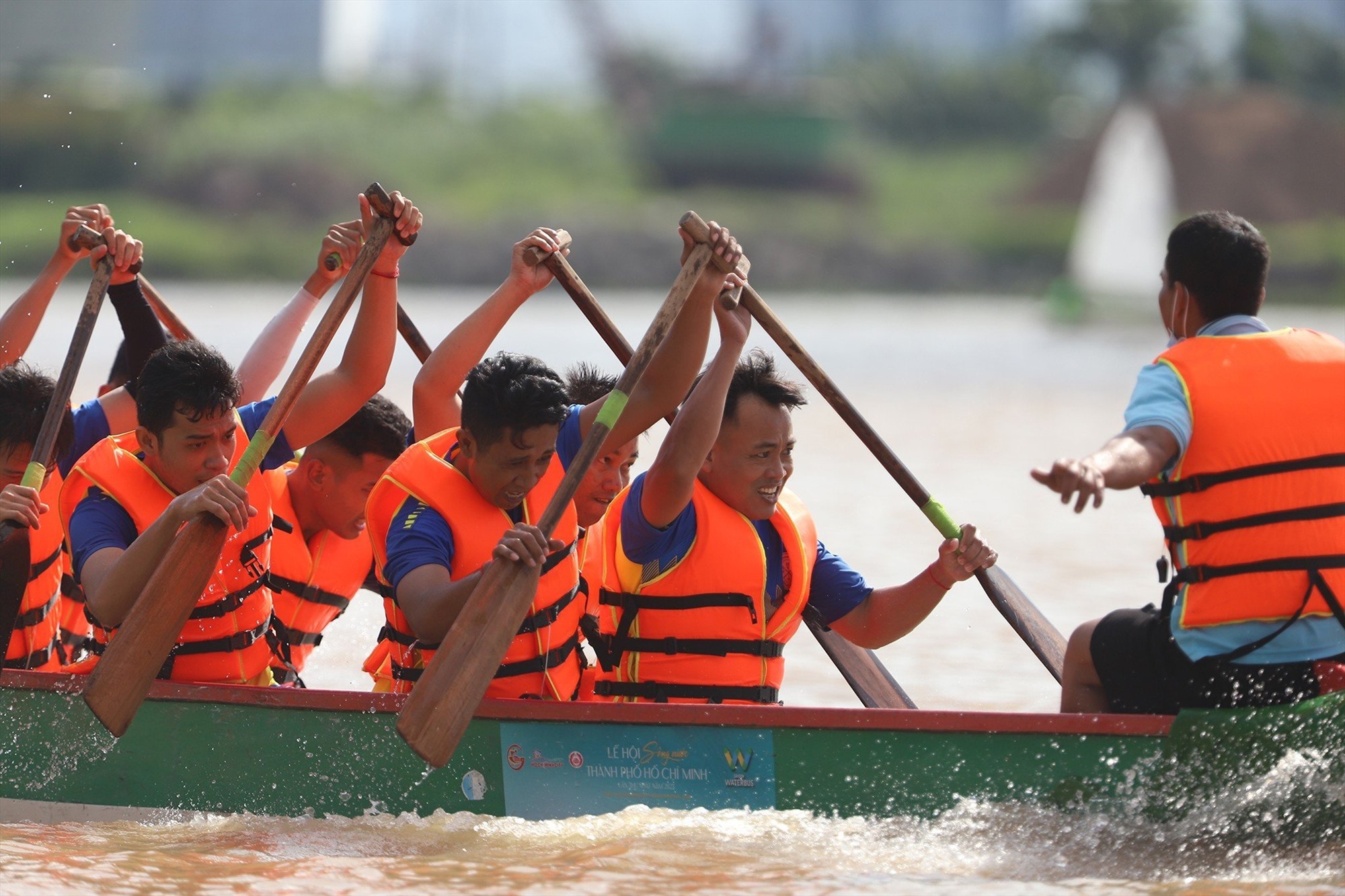 Đua thuyền là hoạt động thu hút nhiều du khách đến xem và cổ vũ. Ảnh: Như Quỳnh
