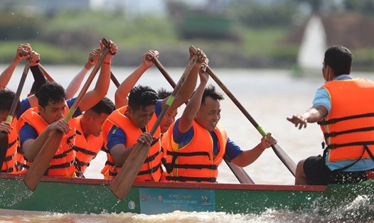 Đua thuyền là hoạt động thu hút nhiều du khách đến xem và cổ vũ. Ảnh: Như Quỳnh