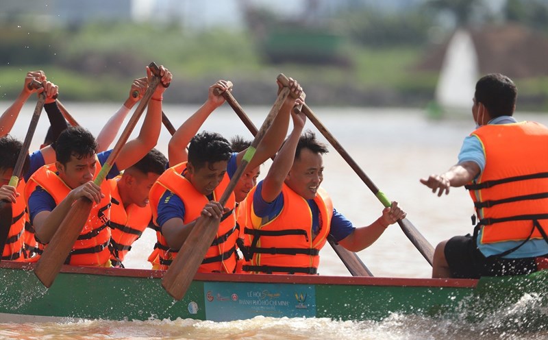 Đua thuyền là hoạt động thu hút nhiều du khách đến xem và cổ vũ. Ảnh: Như Quỳnh