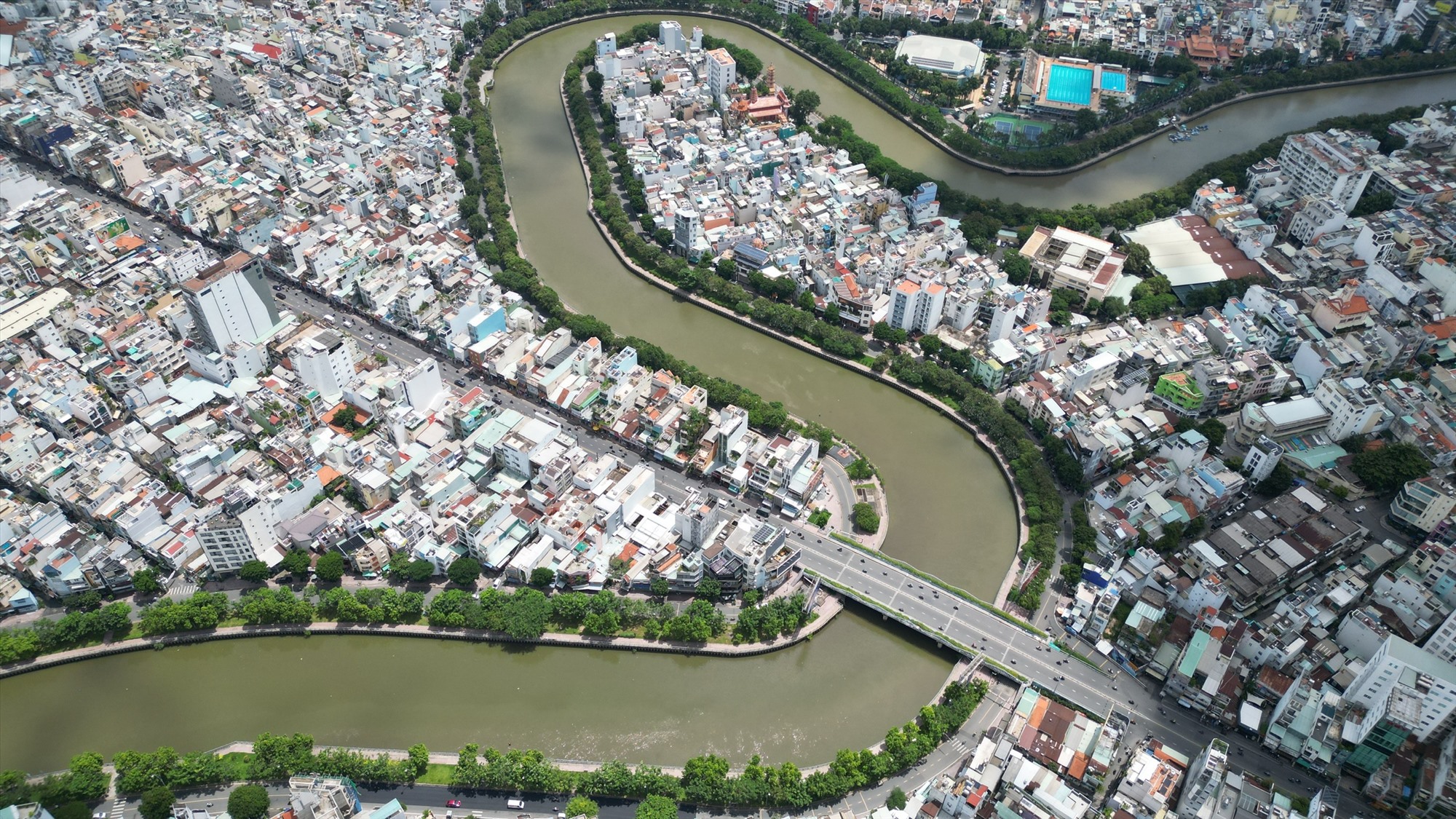 Đoạn kênh uốn lượn qua khu cầu Kiệu (quận Phú Nhuận) với dòng nước trong xanh, hai bên đường cây thẳng tắp. Trong dự án cải tạo, có 16 cây cầu dọc tuyến kênh được sửa chữa, xây mới.