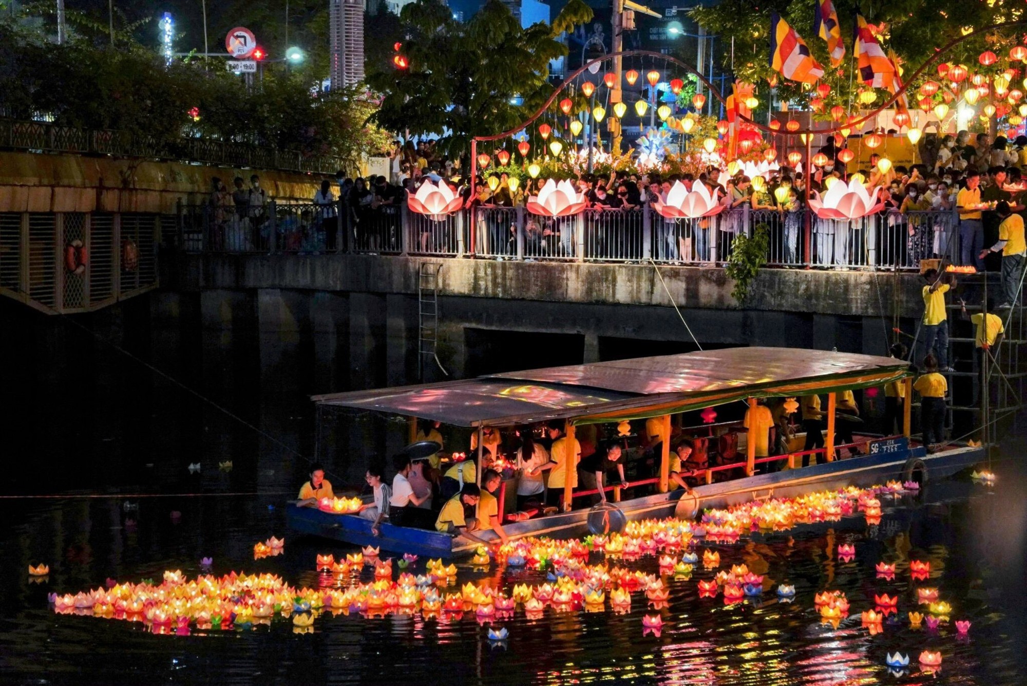 Những chiếc lồng đèn hình hoa sen lung linh vào lễ Phật đản (15/4 âm lịch) năm 2018. Hàng năm, trong dịp Phật đản, suốt 3 km hai bờ lung linh sắc đèn lồng; đến tối nhiều người dân, phật tử thả hoa đăng trên kênh khi đi lễ chùa.