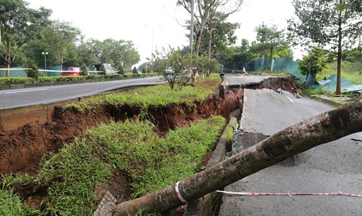 Tuyến Quốc lộ 14 đoạn qua địa phận thành phố Gia Nghĩa bị sạt lở nghiêm trọng. Ảnh: Thanh Bình