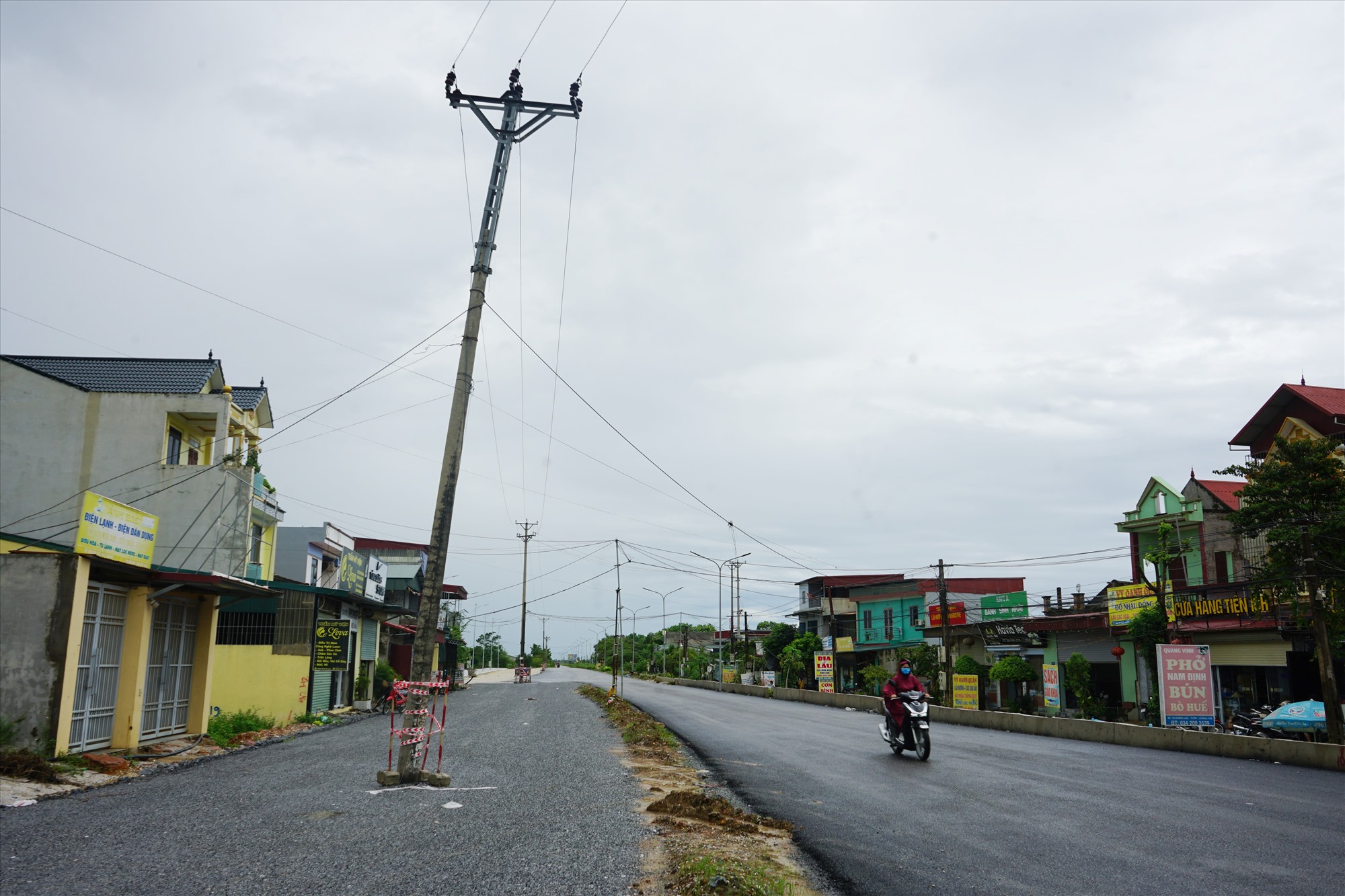 Một số cây cột điện nằm trong lòng đường ở thôn 1 và thôn 2, xã Hoằng Kim cũng được giăng dây, cảnh báo nguy hiểm. Ảnh: Quách Du