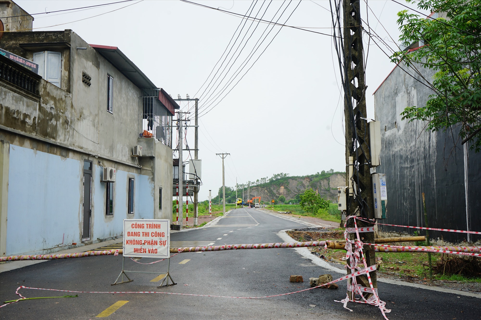 Sau khi xảy ra vụ tai nạn, lực lượng chức năng huyện Hoằng Hóa đã cho rào chắn ở 2 đầu tuyền đường và không cho các phương tiên đi vào. Ảnh: Quách Du