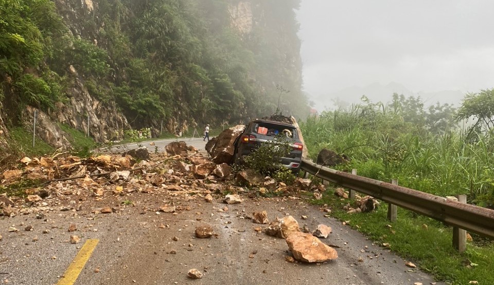Hiện trường vụ đá lở đè trúng ô tô vào ngày 4.8. Ảnh: Minh Nguyễn.