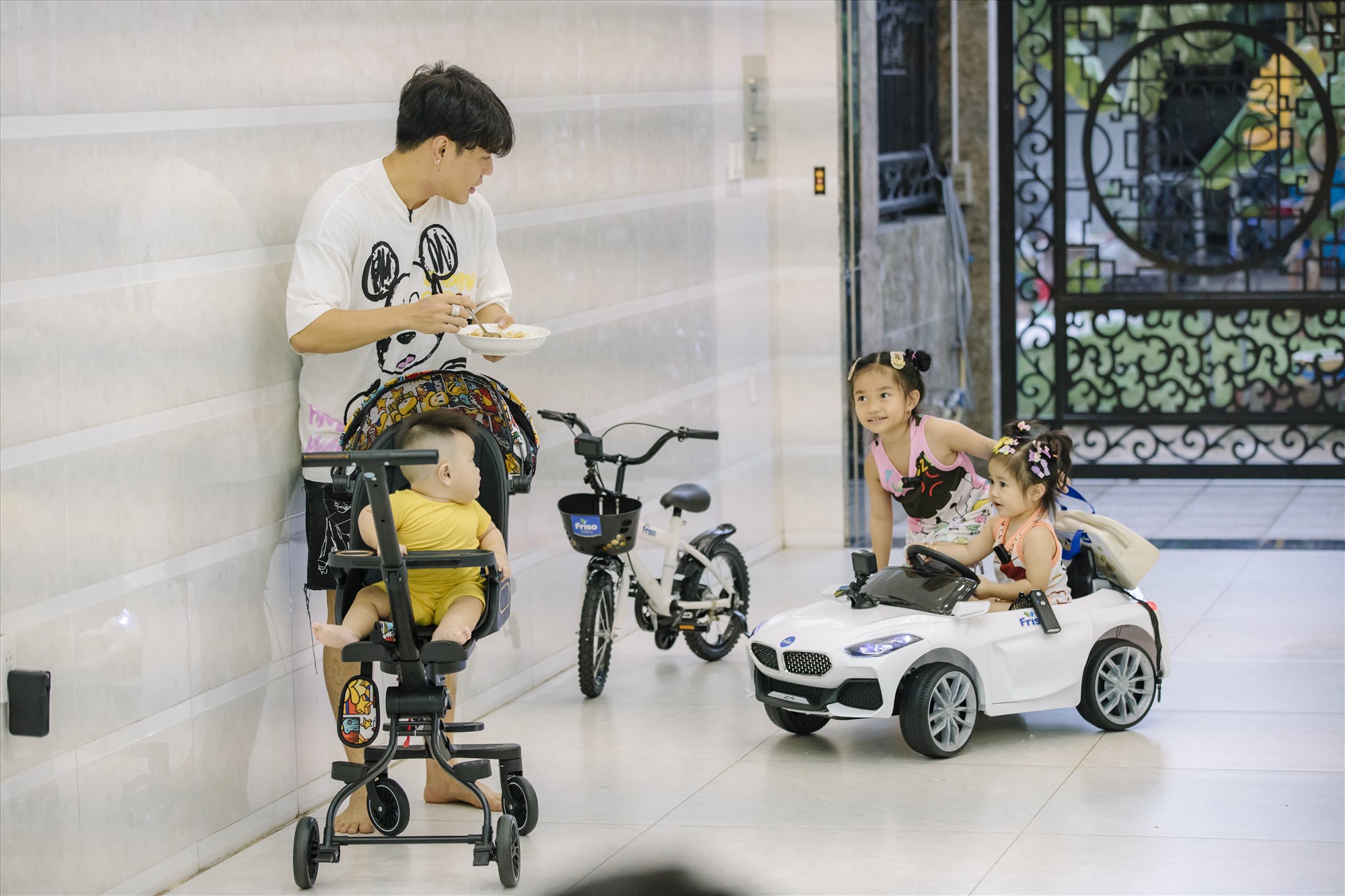 Lê Dương Bảo Lâm và các con. Ảnh: Nhà sản xuất