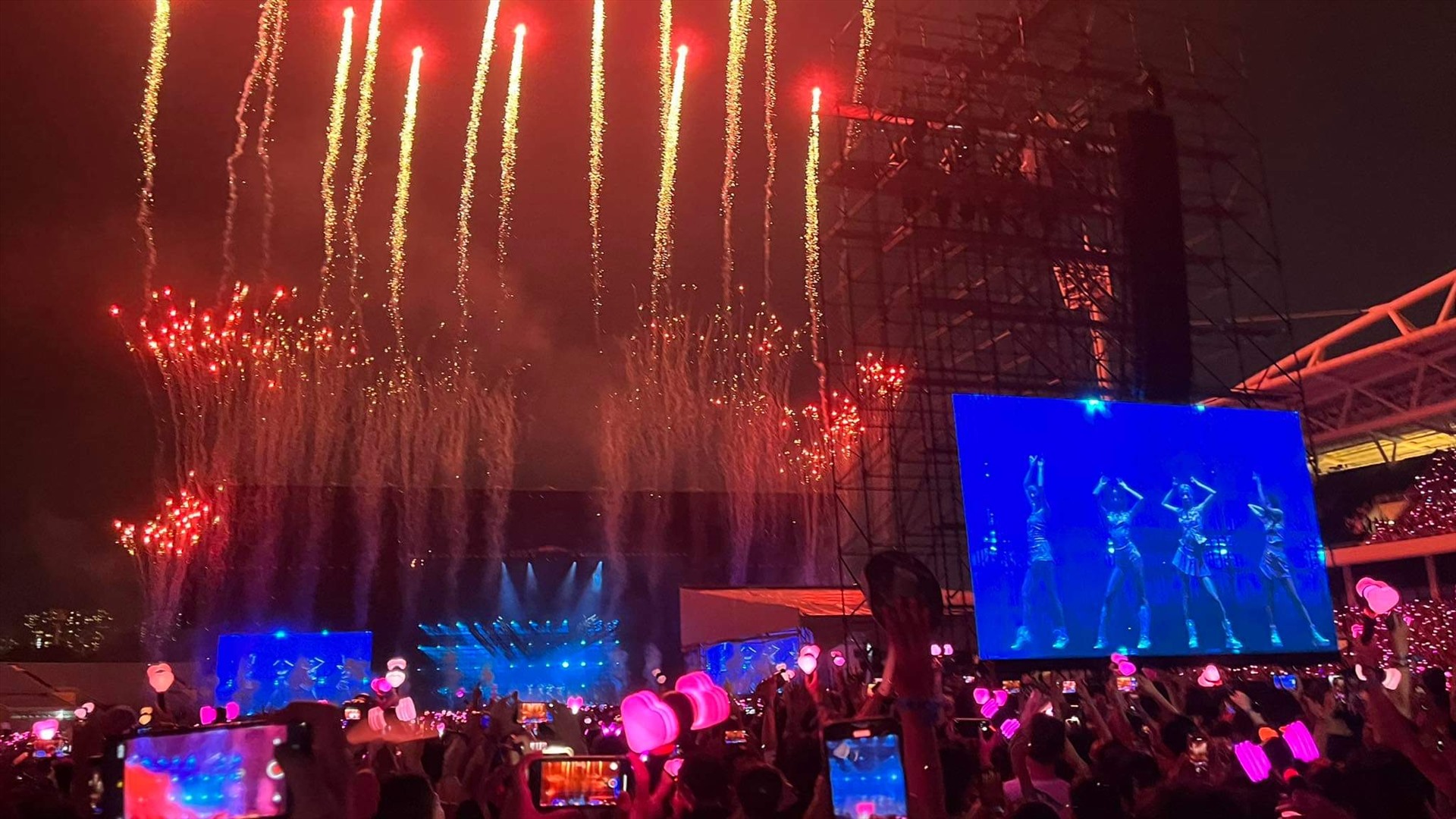 Blackpink khiến khán giả vỡ òa khi xuất hiện trên sân khấu. Ảnh: Huyền Chi