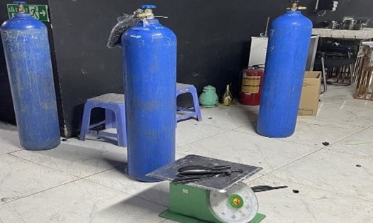 3 bình khí N2O được tìm thấy tại khu vực để đồ và sinh hoạt của nhân viên Ava Lounge (địa chỉ tại số 50-52 Hàng Bè, phường Hàng Bạc). Ảnh: Công an Hà Nội