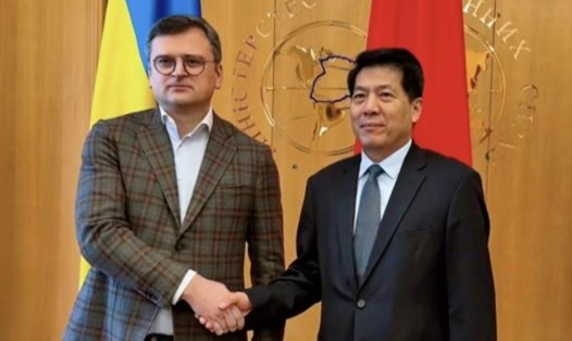 Đặc phái viên Trung Quốc Li Hui (phải) chụp ảnh cùng Ngoại trưởng Ukraina Dmitry Kuleba trong chuyến thăm Kiev hồi tháng 5. Ảnh: Bộ Ngoại giao Trung Quốc