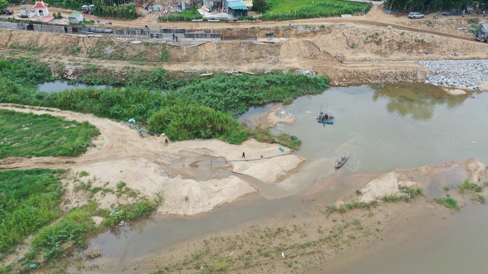 Hoạt động khai thác cát trái phép diễn ra giữa ban ngày tại thôn Thọ Lộc Tây, xã Tịnh Hà. Ảnh: Ngọc Viên