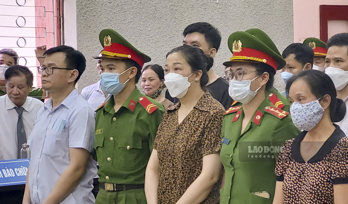 Các bị cáo trong vụ án Sân bay Điện Biên tại phiên tòa, chiều 5.8. Ảnh: Văn Thành Chương