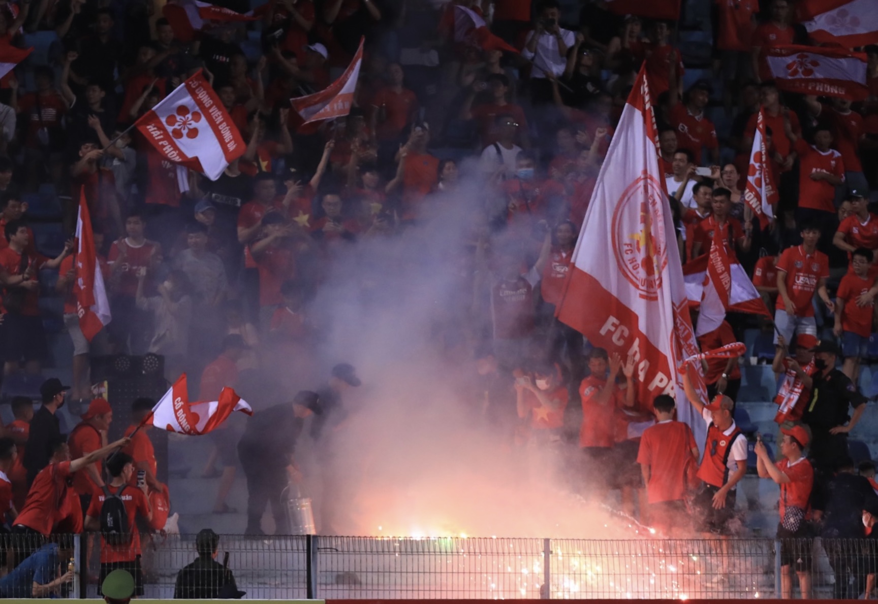 Cổ động viên Hải Phòng đốt pháo hoa trên khán đài Hàng Đẫy ở vòng 4 giai đoạn 2 V.League 2023 khiến một fan nhí bị bỏng. Ảnh: Minh Dân