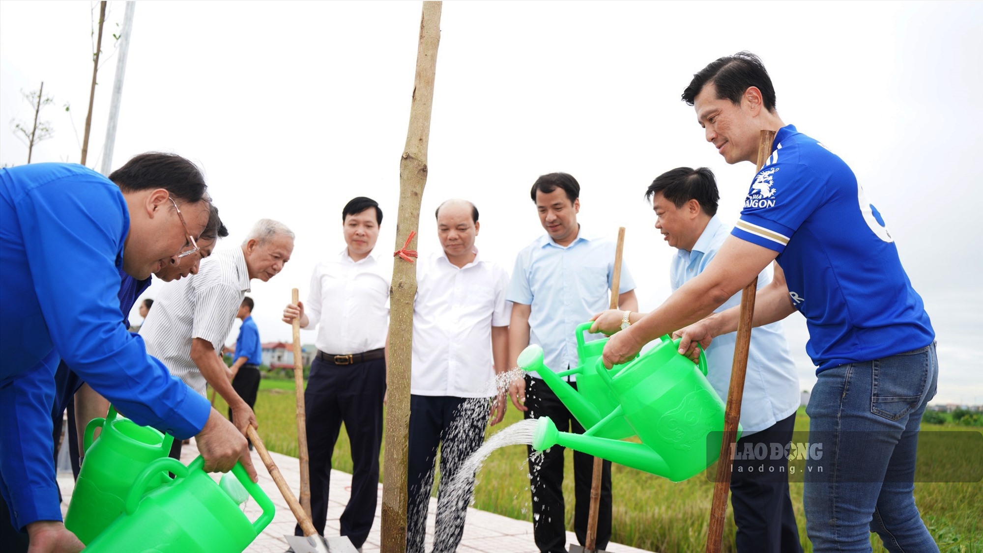 Các lãnh đạo tham gia trồng cây tại công trình “Hàng cây Thanh Niên“. Ảnh: Phạm Mạnh