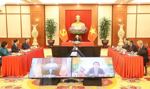 Tổng Bí thư Nguyễn Phú Trọng điện đàm trực tuyến cấp cao với Chủ tịch Đảng Nhân dân Campuchia (CPP), Thủ tướng Chính phủ Vương quốc Campuchia Hun Sen. Ảnh: TTXVN