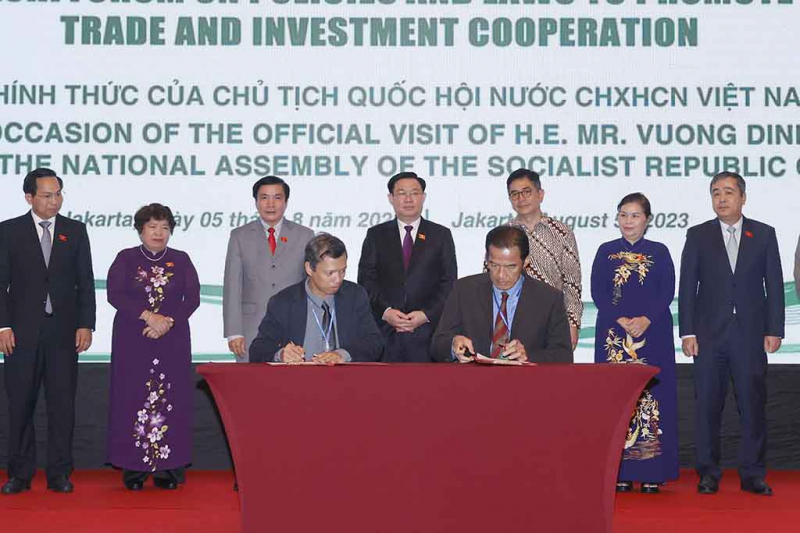 Chủ tịch Quốc hội Vương Đình Huệ chứng kiến Lễ ký kết thỏa thuận hợp tác giữa doanh nghiệp Việt Nam và doanh nghiệp Indonesia. Ảnh: Doãn Tấn