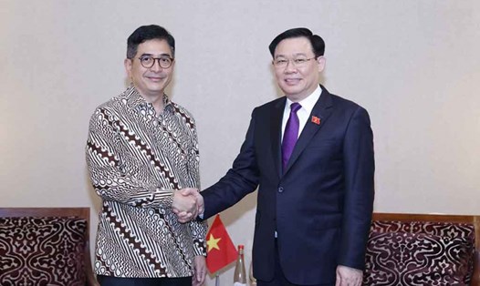 Chủ tịch Quốc hội Vương Đình Huệ tiếp Chủ tịch Phòng Thương mại và Công nghiệp Indonesia M. Arsjad Rasjid P. M. Ảnh: Doãn Tấn/TTXVN