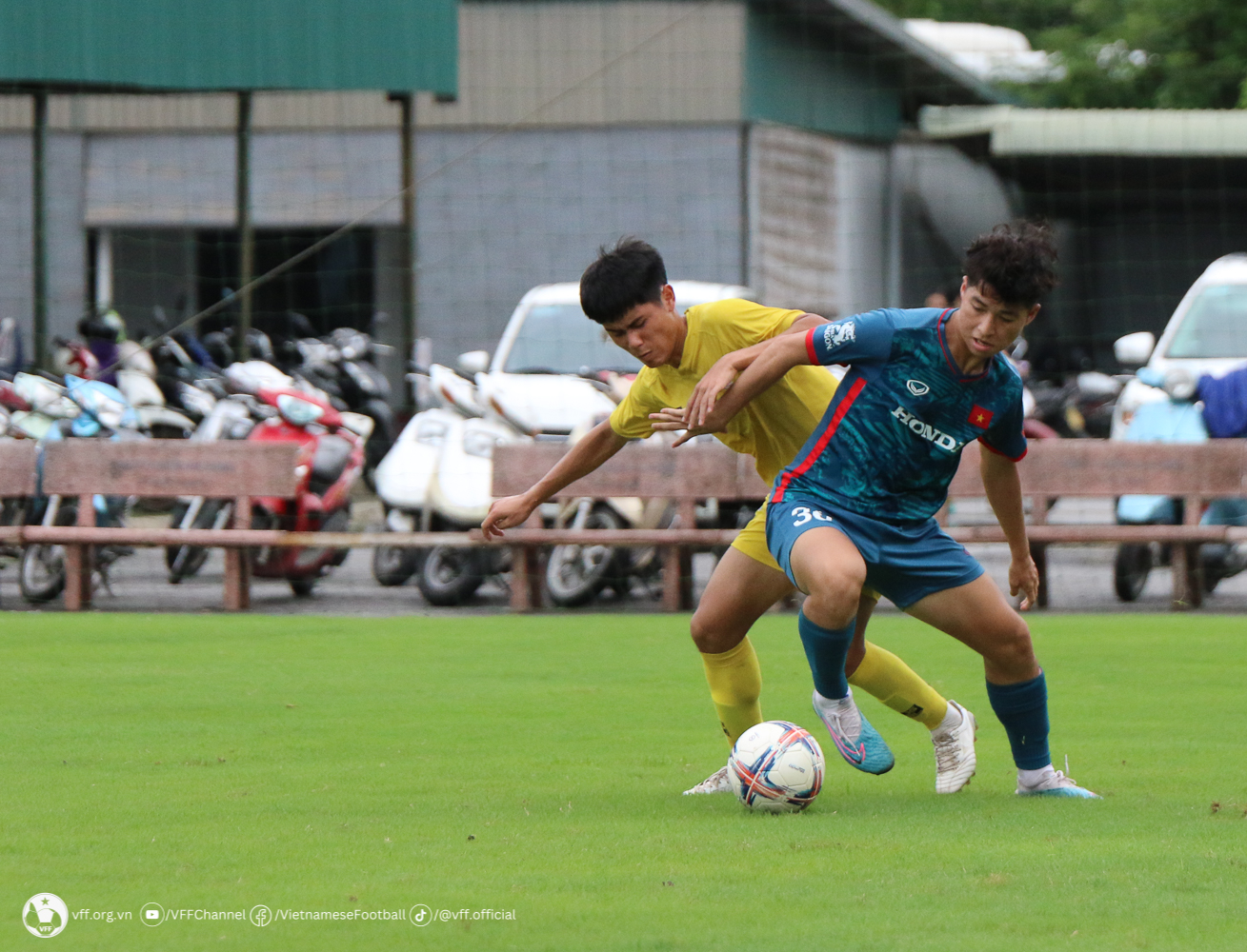 Sau một tuần chỉ tập luyện với các bài phối hợp trên phạm vi hẹp do thiếu quân số, trận đấu tập với U21 Hà Nội là lần đầu tiên các cầu thủ phải căng sức để vận động hết công suất trên toàn mặt sân.