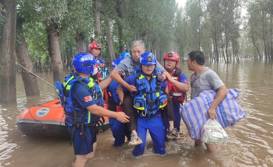 Cứu hộ người dân mắc kẹt trong lũ lụt ở Trung Quốc. Ảnh: Xinhua