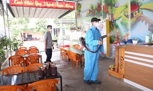 Lực lượng y tế phun hoá chất diệt muỗi tại thôn 15 xã Tân Hoà, huyện Buôn Đôn, tỉnh Đắk Lắk. Ảnh: Đình Thi